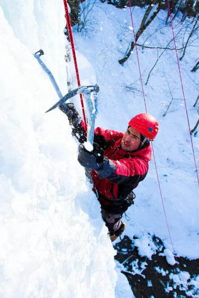 Arrampicata su ghiaccio nel Caucaso settentrionale . — Foto Stock