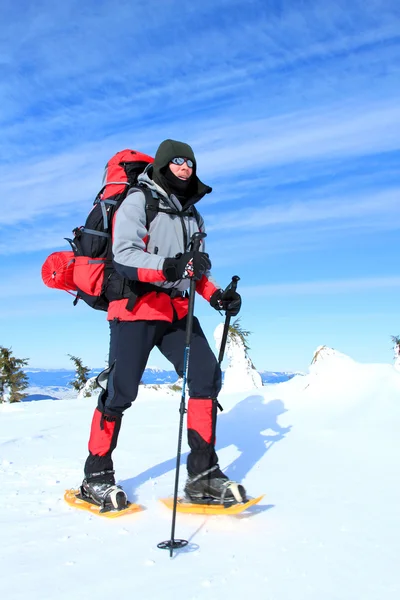 Winter wandeling op sneeuwschoenen. — Stockfoto