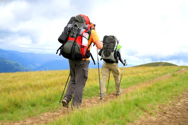 Caminhadas de verão nas montanhas. — Fotografia de Stock