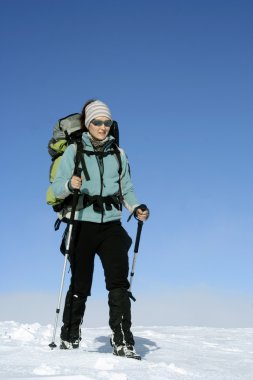 uzun yürüyüşe çıkan kimse kış Dağları snowshoeing