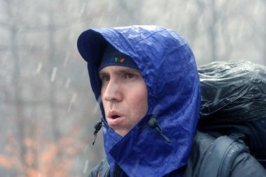 uzun yürüyüşe çıkan kimse kış Dağları snowshoeing