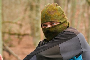 uzun yürüyüşe çıkan kimse kış Dağları snowshoeing