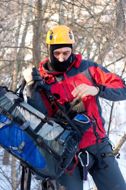uzun yürüyüşe çıkan kimse kış Dağları snowshoeing