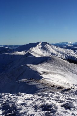 uzun yürüyüşe çıkan kimse kış Dağları snowshoeing