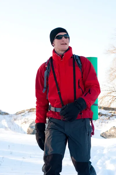 Caminhante em montanhas de inverno snowshoeing — Fotografia de Stock