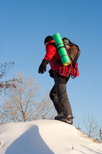 Πεζοπόρος στα βουνά χειμώνα snowshoeing — Φωτογραφία Αρχείου