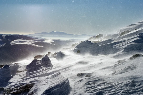Turysta w śnieżnych górach zimą — Zdjęcie stockowe