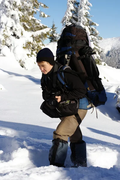 Caminhante em montanhas de inverno snowshoeing — Fotografia de Stock