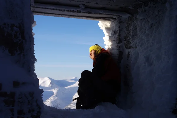 Caminhante em montanhas de inverno snowshoeing — Fotografia de Stock