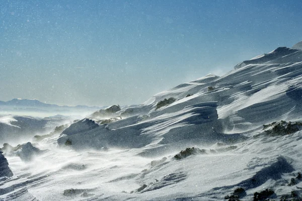 Турист в зимних горах — стоковое фото