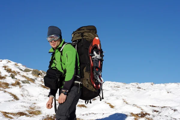 徒步旅行者在冬季山雪地行走 — 图库照片