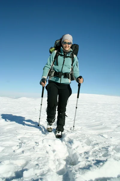 徒步旅行者在冬季山雪地行走 — 图库照片