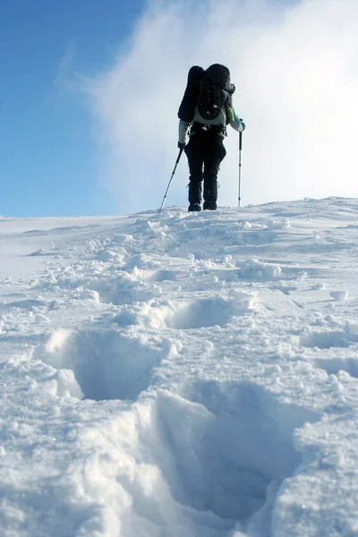 Caminante en invierno montañas raquetas de nieve — Foto de Stock