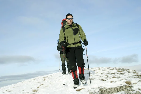 Πεζοπόρος στα βουνά χειμώνα snowshoeing — Φωτογραφία Αρχείου