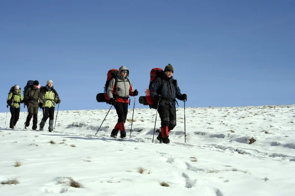Turista v zimních horách sněžnice — Stock fotografie