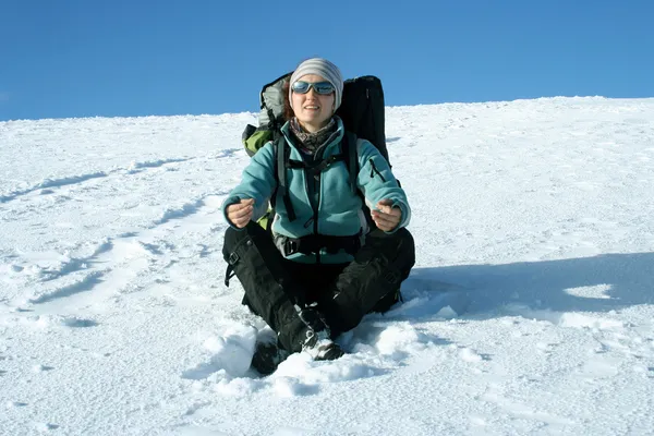 Caminhante em montanhas de inverno snowshoeing — Fotografia de Stock