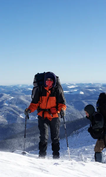 Escursionista in montagna invernale ciaspolata — Foto Stock