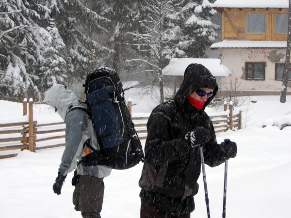 Caminhante em montanhas de inverno snowshoeing — Fotografia de Stock