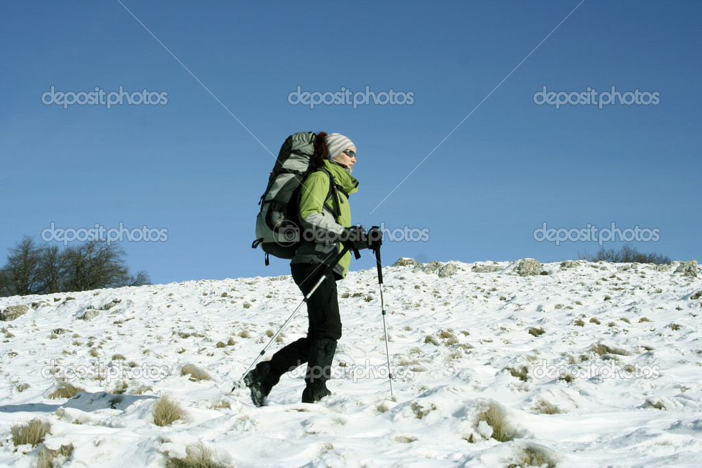 hiker in winter mountains snowshoeing - 图库照片