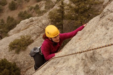 genç adam arka planda Vadi Manzaralı dikey duvar tırmanışı