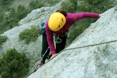 genç adam arka planda Vadi Manzaralı dikey duvar tırmanışı