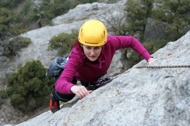 genç adam arka planda Vadi Manzaralı dikey duvar tırmanışı