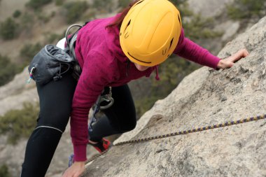 genç adam arka planda Vadi Manzaralı dikey duvar tırmanışı