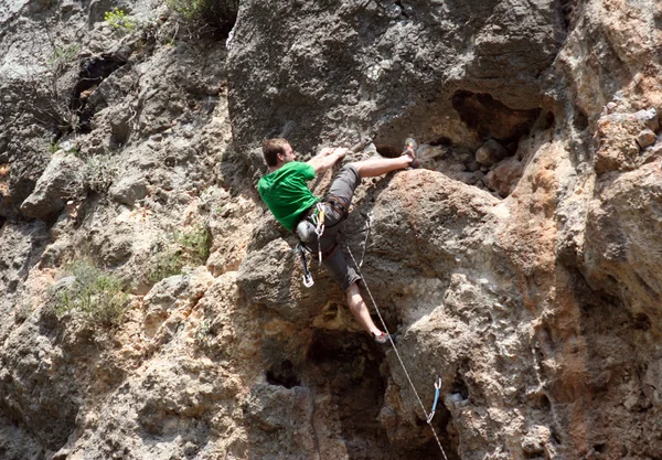 Giovane arrampicata parete verticale con vista valle sullo sfondo — Foto Stock