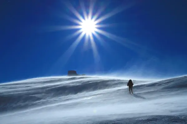 Vintern vandring i snöskor. — Stockfoto