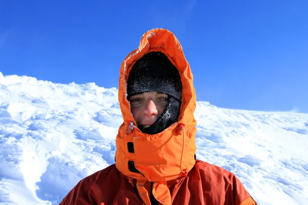 Winterwandelen in sneeuwschoenen. — Stockfoto