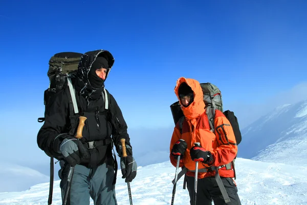 Winterwandern mit Schneeschuhen. — Stockfoto