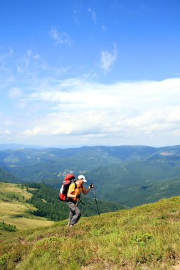 Yaz yürüyüşü dağlarda.