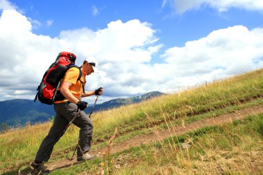 Yaz yürüyüşü dağlarda.