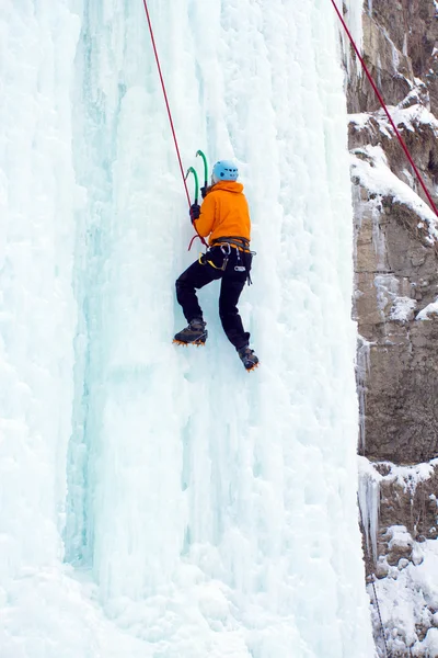 Uomo arrampicata cascata congelata — Foto Stock