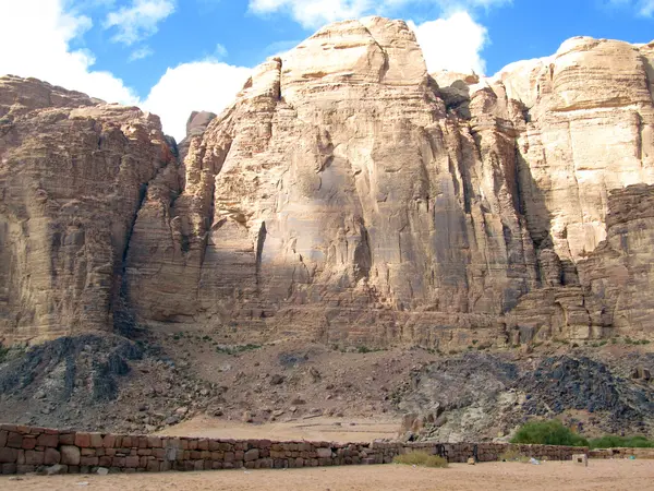 Wadi rum desert z duże czerwone wydmy — Zdjęcie stockowe