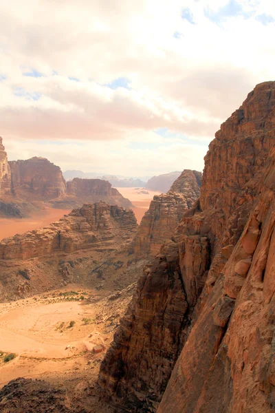 Wadi rum deserto da grande duna vermelha — Fotografia de Stock