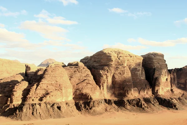 Wadi rum desert forrása a nagy piros dűne — Stock Fotó