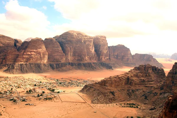 Wadi δωματίου έρημο από τον μεγάλο αμμόλοφο κόκκινο — Φωτογραφία Αρχείου
