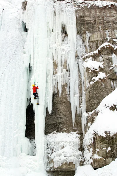 Ice climbing the waterfall. — Stock Photo, Image