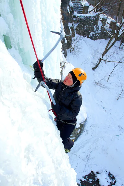 Ice climbing the waterfall. — Stock Photo, Image