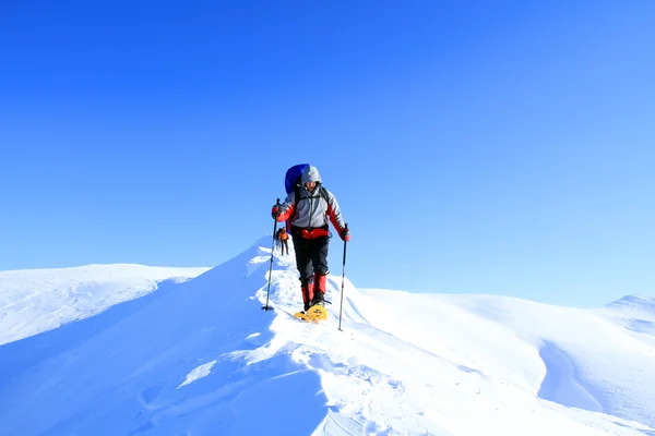 Caminhadas de inverno em sapatos de neve . — Fotografia de Stock