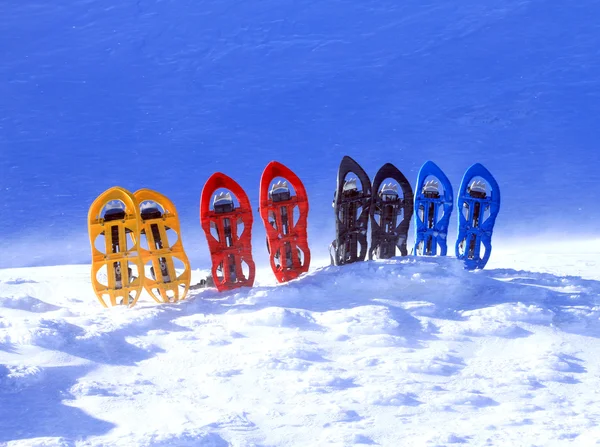 Snowshoeing. kar kar ayakkabıları. — Stok fotoğraf