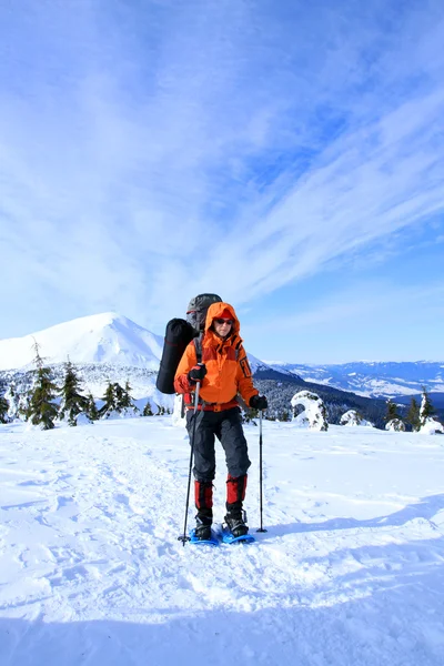 冬はスノーシューでのハイキング. — ストック写真
