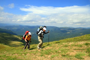 Yaz yürüyüşü dağlarda.