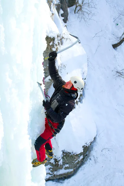 Glace escalade la cascade . — Photo