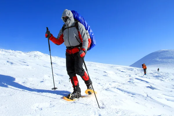 Caminhadas de inverno em sapatos de neve . — Fotografia de Stock