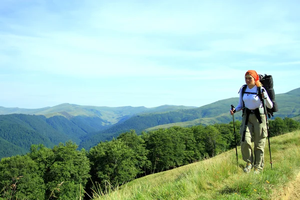 Letní turistika v horách. — Stock fotografie