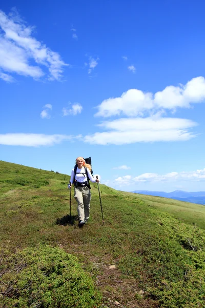 Letní turistika v horách. — Stock fotografie