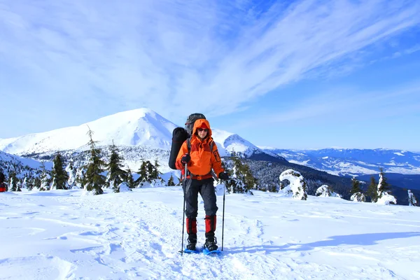 Winterwandelen in sneeuwschoenen. — Stockfoto