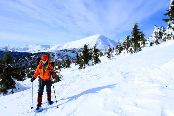 Winterwandelen in sneeuwschoenen. — Stockfoto